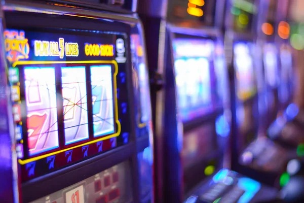 Auto Roulette spin sequence running on slot555 with real dealer and roulette wheel